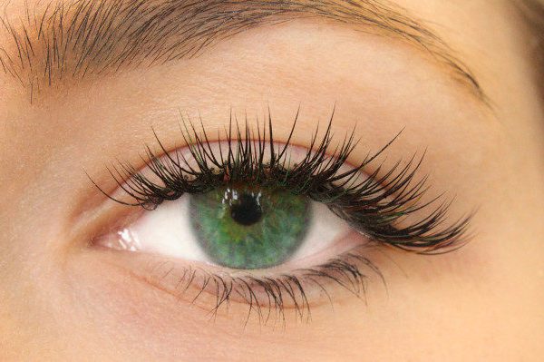 การต่อขนตาและความเสี่ยงต่อสุขภาพขนตาของคุณ